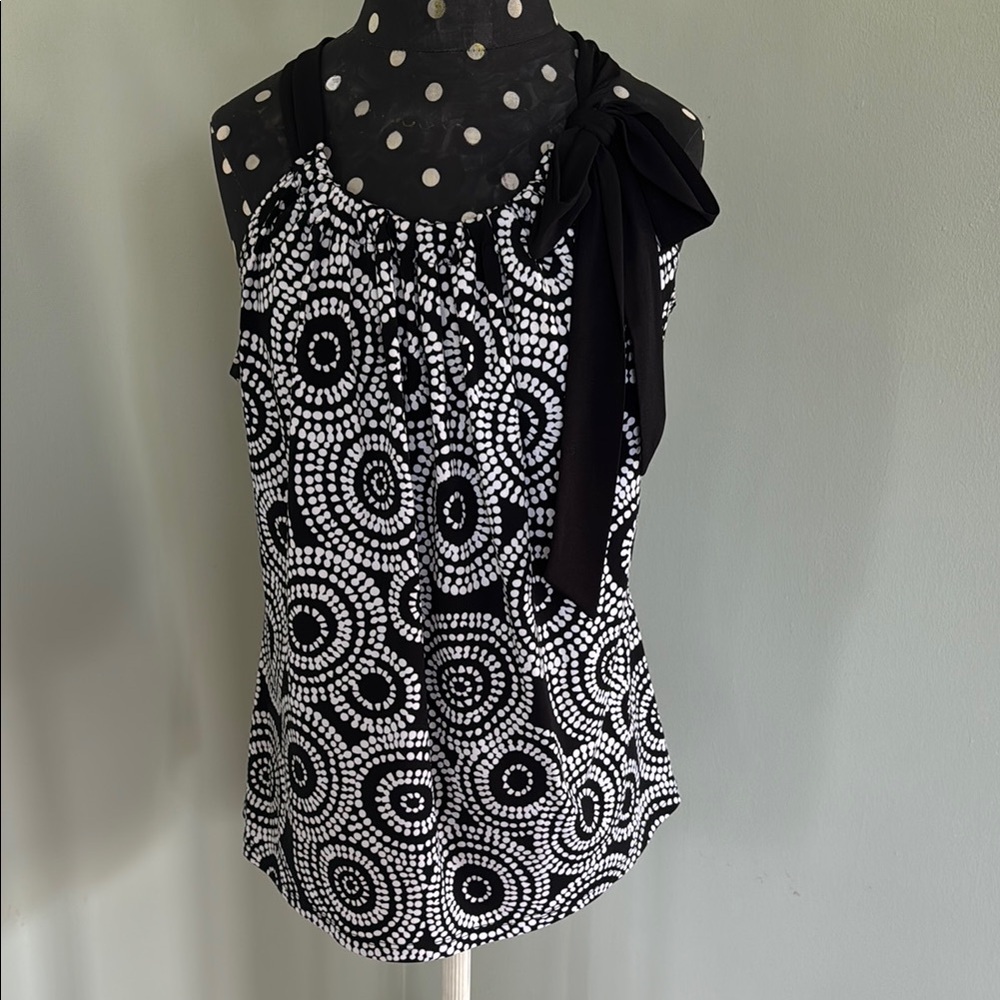 The Limited Black and White Sleeveless Graphic Blouse